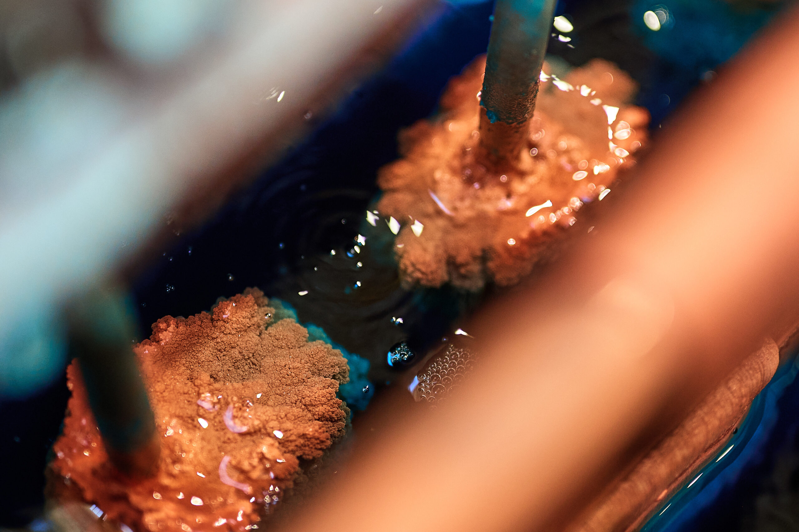 Copper powder on metal cathodes.